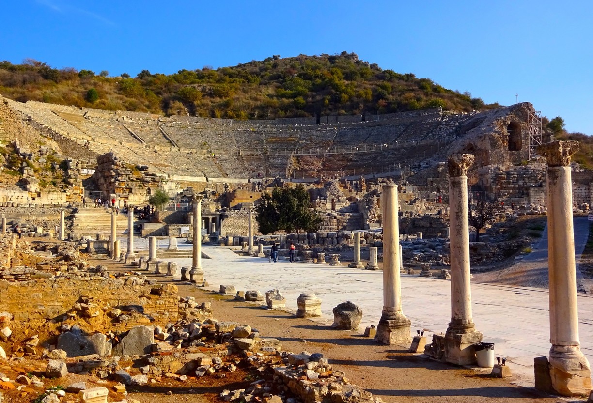 上图：以弗所遗址，包括妓院、集市和图书馆，集中了「肉体的情欲、眼目的情欲，并今生的骄傲」（约壹二16）。使徒约翰写《约翰壹书》的时候，以弗所是小亚细亚最繁华的城市，充满了「世界上的事」（约壹二16）。今天，昔日的一切繁华只剩一片废墟，无言地见证「这世界和其上的情欲都要过去，惟独遵行神旨意的，是永远常存」（约壹二17）。